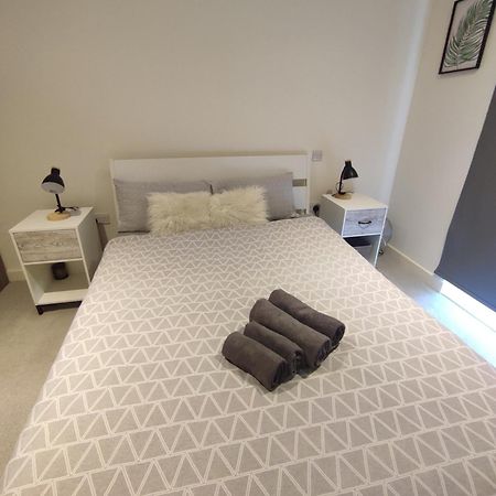 2 Bedroom 2 Bath 1 Ensuite In Roya Asenal Beautiful Views & Parking Londres Exterior foto